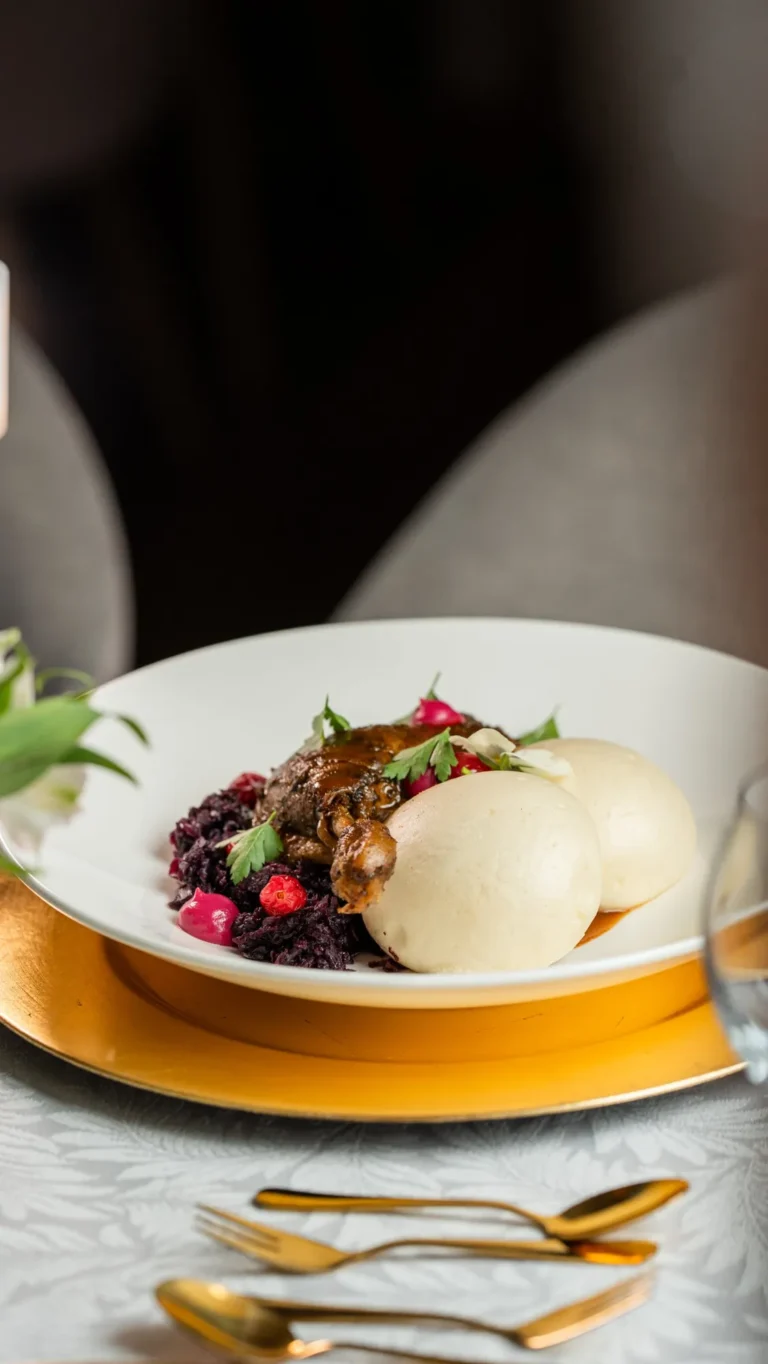 Kaczka z pyzami na złotym talerzu – fotografia kulinarna dla restauracji