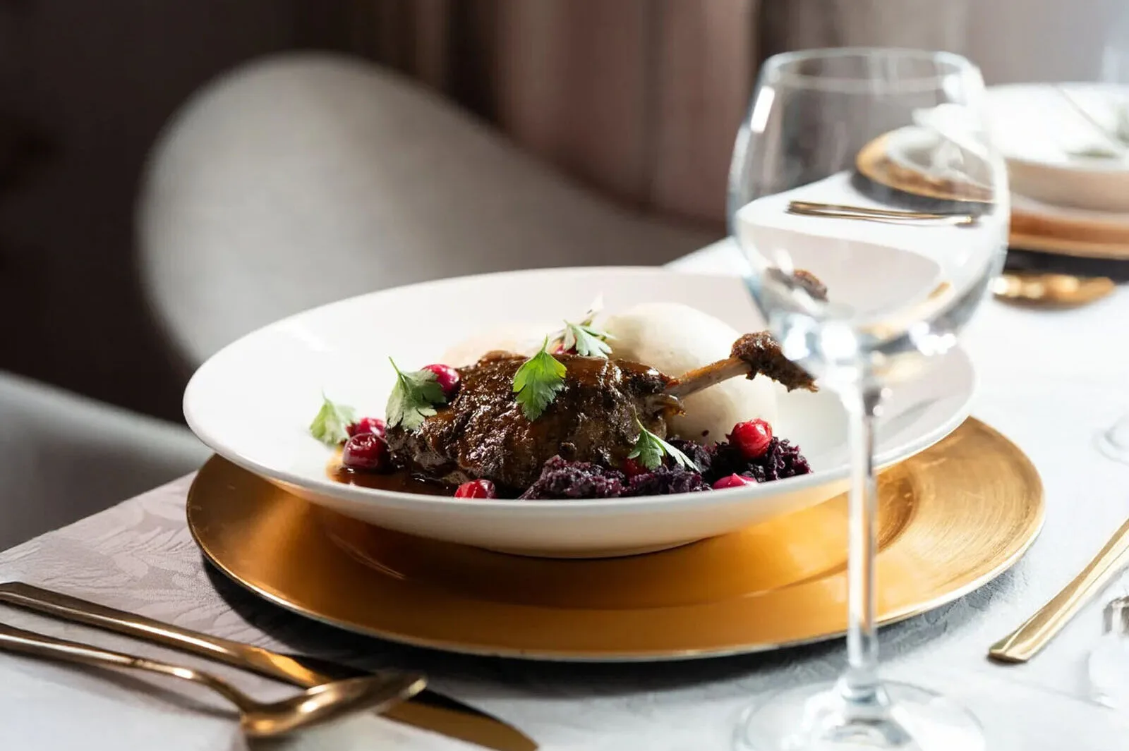 Danie z mięsem i owocami na złotym podtalerzu – fotografia kulinarna dla restauracji
