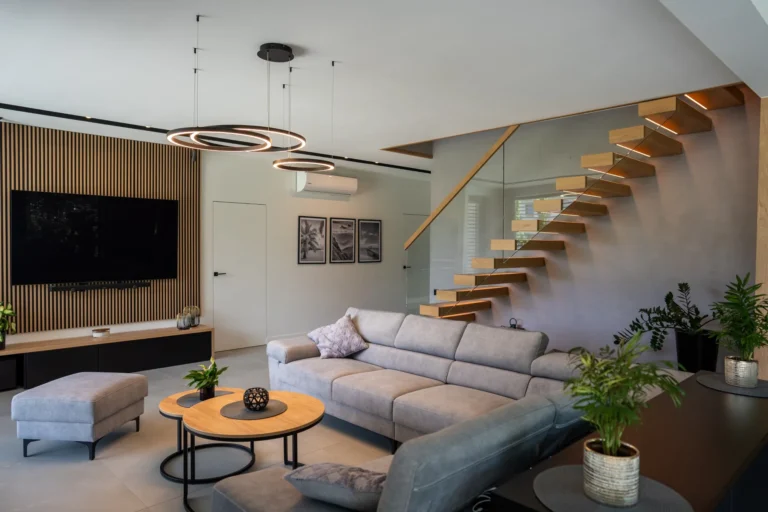 Salon z sofą i schodami – fotografia nieruchomości Poznań